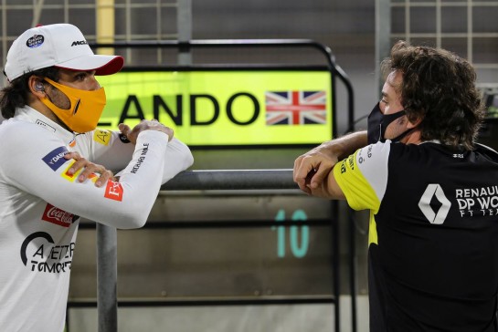 (L to R): Carlos Sainz Jr (ESP) McLaren with Fernando Alonso (ESP) Renault F1 Team.
05.12.2020. Formula 1 World Championship, Rd 16, Sakhir Grand Prix, Sakhir, Bahrain, Qualifying Day.
- www.xpbimages.com, EMail: requests@xpbimages.com © Copyright: Charniaux / XPB Images