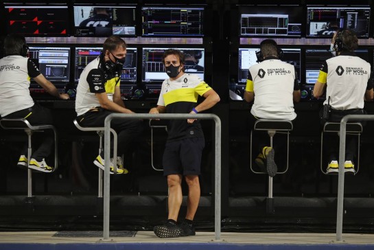 Fernando Alonso (ESP) Renault F1 Team with Alan Permane (GBR) Renault F1 Team Trackside Operations Director.
05.12.2020. Formula 1 World Championship, Rd 16, Sakhir Grand Prix, Sakhir, Bahrain, Qualifying Day.
- www.xpbimages.com, EMail: requests@xpbimages.com © Copyright: Charniaux / XPB Images