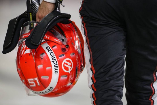 The helmet of Kevin Magnussen (DEN) Haas F1 Team.
05.12.2020. Formula 1 World Championship, Rd 16, Sakhir Grand Prix, Sakhir, Bahrain, Qualifying Day.
- www.xpbimages.com, EMail: requests@xpbimages.com © Copyright: Charniaux / XPB Images