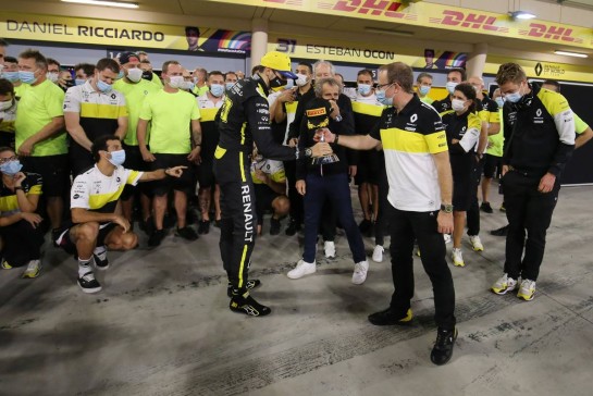 Esteban Ocon (FRA) Renault F1 Team celebrates his second position with Mark Slade (GBR) Renault F1 Team Race Engineer, Alain Prost (FRA) Renault F1 Team Non-Executive Director and the team.
06.12.2020. Formula 1 World Championship, Rd 16, Sakhir Grand Prix, Sakhir, Bahrain, Race Day.
- www.xpbimages.com, EMail: requests@xpbimages.com © Copyright: Charniaux / XPB Images