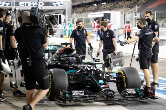 Lewis Hamilton (GBR) Mercedes AMG F1 W11.
11.12.2020. Formula 1 World Championship, Rd 17, Abu Dhabi Grand Prix, Yas Marina Circuit, Abu Dhabi, Practice Day.
- www.xpbimages.com, EMail: requests@xpbimages.com © Copyright: Moy / XPB Images