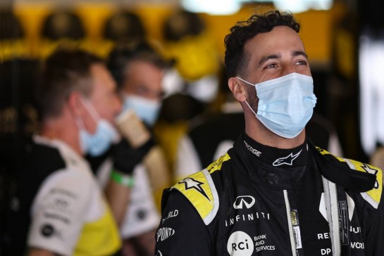 Daniel Ricciardo (AUS) Renault F1 Team.
12.12.2020. Formula 1 World Championship, Rd 17, Abu Dhabi Grand Prix, Yas Marina Circuit, Abu Dhabi, Qualifying Day.
- www.xpbimages.com, EMail: requests@xpbimages.com © Copyright: Charniaux / XPB Images