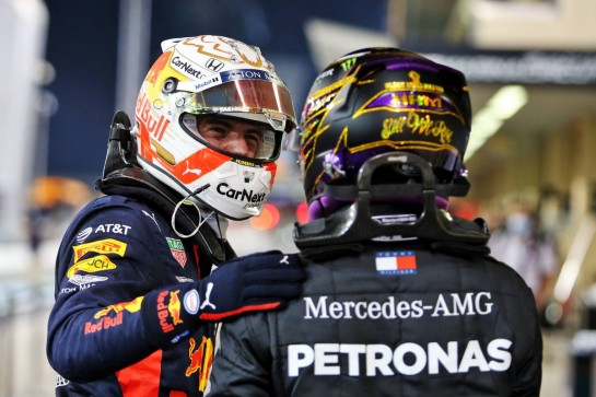 (L to R): Max Verstappen (NLD) Red Bull Racing celebrates his pole position in qualifying parc ferme with Lewis Hamilton (GBR) Mercedes AMG F1.
12.12.2020. Formula 1 World Championship, Rd 17, Abu Dhabi Grand Prix, Yas Marina Circuit, Abu Dhabi, Qualifying Day.
- www.xpbimages.com, EMail: requests@xpbimages.com © Copyright: Moy / XPB Images