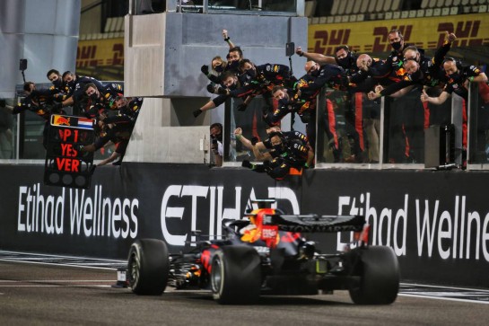 Race winner Max Verstappen (NLD) Red Bull Racing RB16 celebrates as he passes his team at the end of the race.
13.12.2020. Formula 1 World Championship, Rd 17, Abu Dhabi Grand Prix, Yas Marina Circuit, Abu Dhabi, Race Day.
- www.xpbimages.com, EMail: requests@xpbimages.com © Copyright: Batchelor / XPB Images