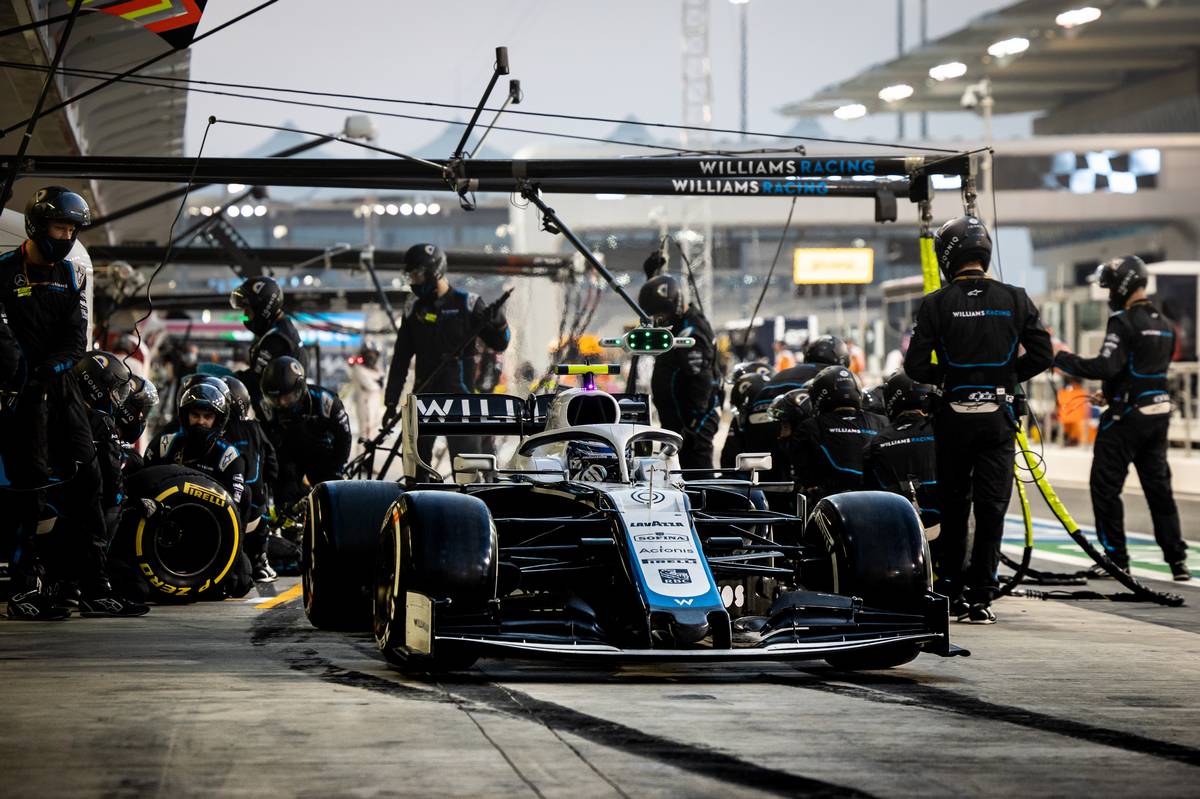 Nicholas Latifi (CDN) Williams Racing FW43 makes a pit stop. 13.12.2020. Formula 1 World Championship, Rd 17, Abu Dhabi Grand Prix