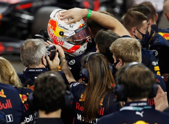 Race winner Max Verstappen (NLD) Red Bull Racing celebrates with the team in parc ferme.
13.12.2020. Formula 1 World Championship, Rd 17, Abu Dhabi Grand Prix, Yas Marina Circuit, Abu Dhabi, Race Day.
- www.xpbimages.com, EMail: requests@xpbimages.com © Copyright: FIA Pool Image for Editorial Use Only