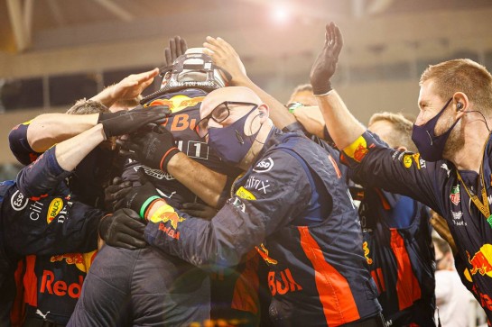 Race winner Max Verstappen (NLD) Red Bull Racing celebrates with the team in parc ferme.
13.12.2020. Formula 1 World Championship, Rd 17, Abu Dhabi Grand Prix, Yas Marina Circuit, Abu Dhabi, Race Day.
- www.xpbimages.com, EMail: requests@xpbimages.com © Copyright: FIA Pool Image for Editorial Use Only