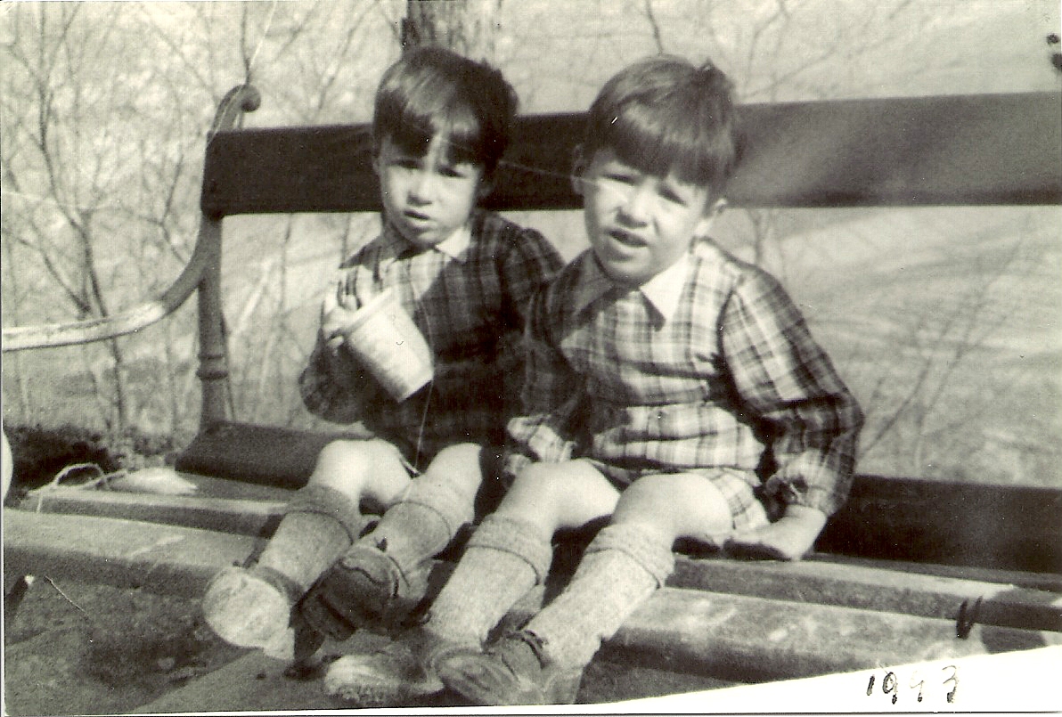 Брат близнец жил в. Друзья из прошлого. Шарлотт брат близнец. Брат-близнец Джима Мориса. Братья Близнецы в 2000 год дети.