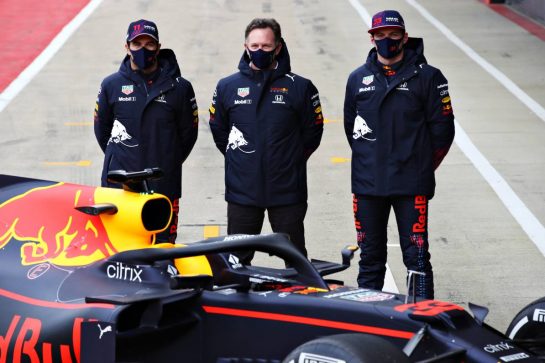NORTHAMPTON, ENGLAND - FEBRUARY 24: Sergio Perez of Mexico and Red Bull Racing, Max Verstappen of Netherlands and Red Bull Racing and Red Bull Racing Team Principal Christian Horner pose for a photo with the RB15 during the Red Bull Racing Filming Day at Silverstone on February 24, 2021 in Northampton, England. (Photo by Mark Thompson/Getty Images for Red Bull Racing) // Getty Images / Red Bull Content Pool // SI202102240204 // Usage for editorial use only //