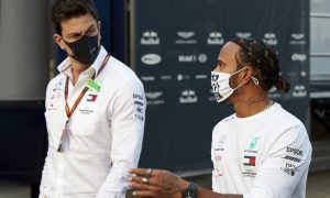 Villeneuve suggests Hamilton 'distancing himself' from Wolff