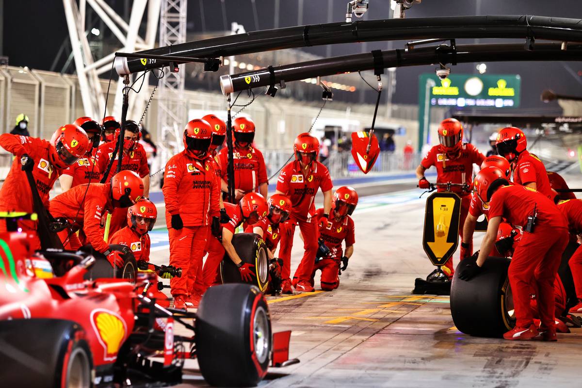Carlos Sainz Jr (ESP) Ferrari SF-21 practices a pit stop.