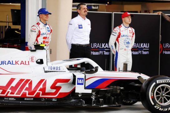 Mick Schumacher (GER) Haas F1 Team and Nikita Mazepin (RUS) Haas F1 Team reveal the Haas VF-21 with Guenther Steiner (ITA) Haas F1 Team Prinicipal.
12.03.2021. Formula 1 Testing, Sakhir, Bahrain, Day One.
- www.xpbimages.com, EMail: requests@xpbimages.com © Copyright: Bearne / XPB Images