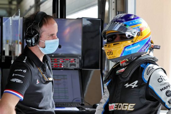 (L to R): Karel Loos (BEL) Alpine F1 Team Race Engineer with Fernando Alonso (ESP) Alpine F1 Team.
13.03.2021. Formula 1 Testing, Sakhir, Bahrain, Day Two.
- www.xpbimages.com, EMail: requests@xpbimages.com © Copyright: Moy / XPB Images