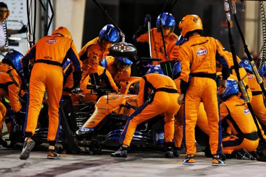Daniel Ricciardo (AUS) McLaren MCL35M practices a pit stop.
14.03.2021. Formula 1 Testing, Sakhir, Bahrain, Day Three.
- www.xpbimages.com, EMail: requests@xpbimages.com © Copyright: Moy / XPB Images