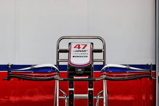 Haas VF-21 front wing.
25.03.2021. Formula 1 World Championship, Rd 1, Bahrain Grand Prix, Sakhir, Bahrain, Preparation Day.
- www.xpbimages.com, EMail: requests@xpbimages.com © Copyright: Batchelor / XPB Images