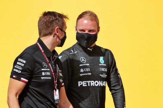Valtteri Bottas (FIN) Mercedes AMG F1 with Antti Vierula (FIN) Personal Trainer.
25.03.2021. Formula 1 World Championship, Rd 1, Bahrain Grand Prix, Sakhir, Bahrain, Preparation Day.
- www.xpbimages.com, EMail: requests@xpbimages.com © Copyright: Batchelor / XPB Images