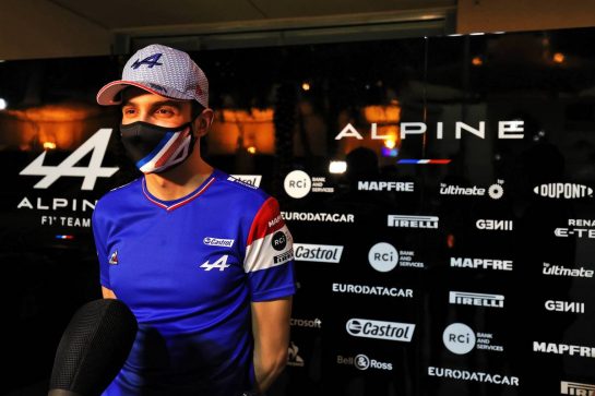 Esteban Ocon (FRA) Alpine F1 Team with the media.
26.03.2021. Formula 1 World Championship, Rd 1, Bahrain Grand Prix, Sakhir, Bahrain, Practice Day
- www.xpbimages.com, EMail: requests@xpbimages.com © Copyright: Moy / XPB Images