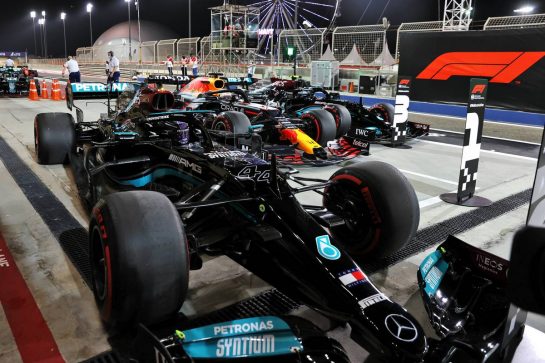 Lewis Hamilton (GBR) Mercedes AMG F1 W12; Max Verstappen (NLD) Red Bull Racing RB16B; and Valtteri Bottas (FIN) Mercedes AMG F1 W12 in qualifying parc ferme.
27.03.2021. Formula 1 World Championship, Rd 1, Bahrain Grand Prix, Sakhir, Bahrain, Qualifying Day.
- www.xpbimages.com, EMail: requests@xpbimages.com © Copyright: Batchelor / XPB Images