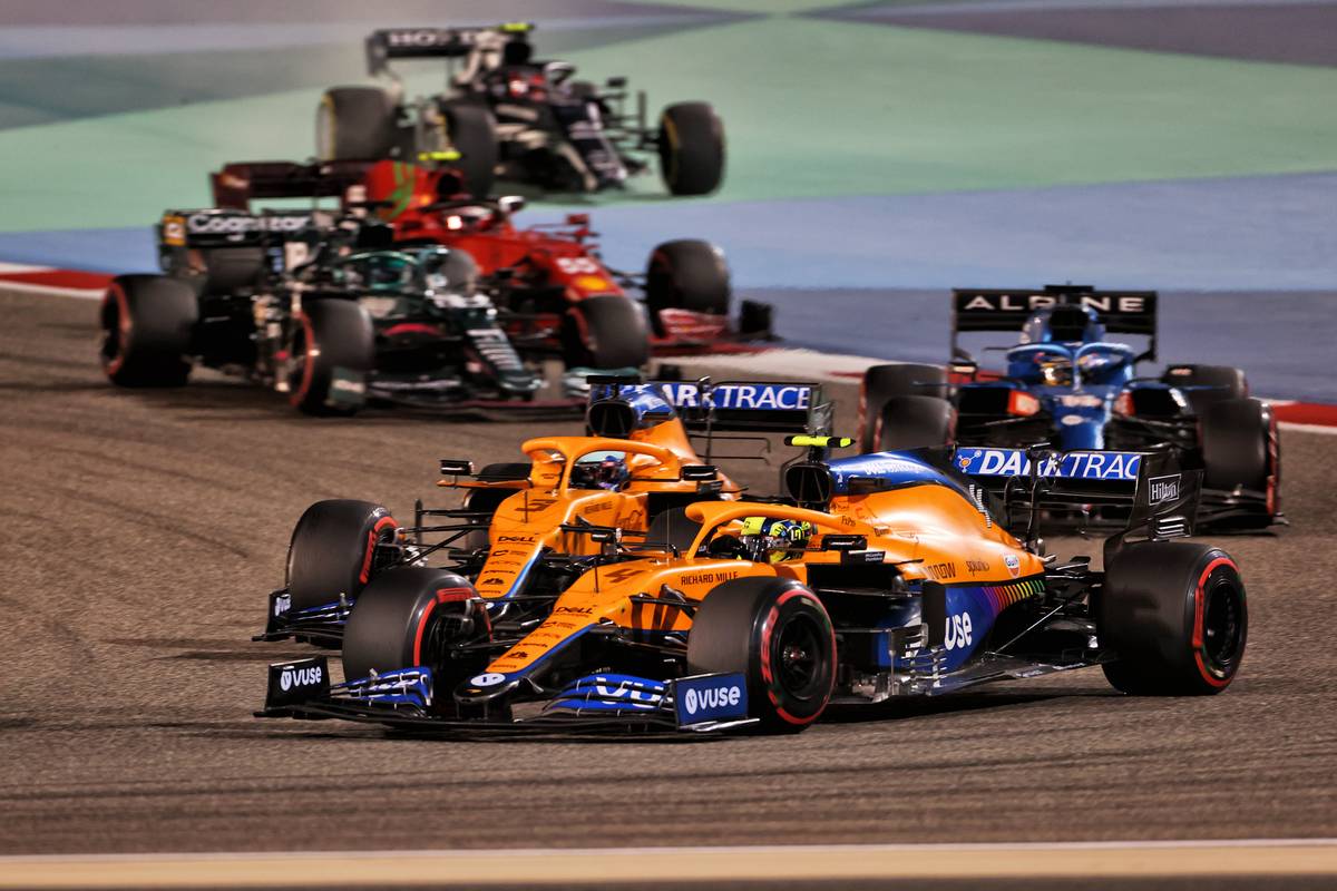 Lando Norris (GBR) McLaren MCL35M and Daniel Ricciardo (AUS) McLaren MCL35M battle for position. 28.03.2021. Formula 1 World Championship, Rd 1, Bahrain Grand Prix