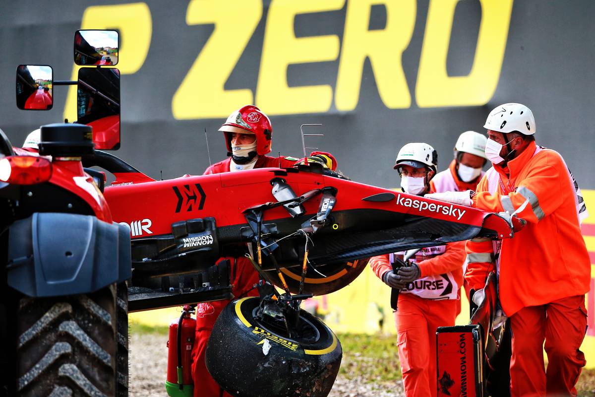 Marshals remove the Ferrari SF-21 of Charles Leclerc (MON), who crashed in the second practice session. 16.04.2021. Formula 1 World Championship, Rd 2, Emilia Romagna Grand Prix, Imola