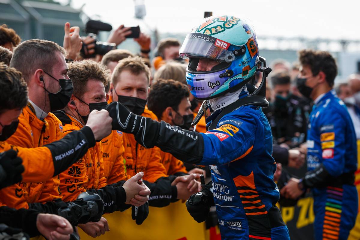 Daniel Ricciardo (AUS) McLaren with the team in parc ferme. 18.04.2021. Formula 1 World Championship, Rd 2, Emilia Romagna Grand Prix, Imola