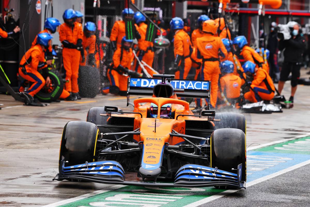 Daniel Ricciardo (AUS) McLaren MCL35M makes a pit stop. 18.04.2021. Formula 1 World Championship, Rd 2, Emilia Romagna Grand Prix, Imola