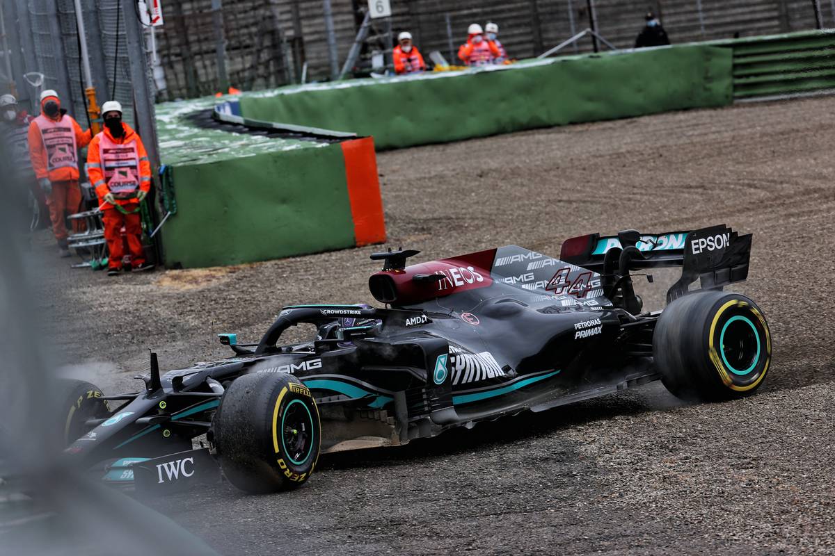 Lewis Hamilton (GBR) Mercedes AMG F1 W12 runs off the circuit at Tosa. 18.04.2021. Formula 1 World Championship, Rd 2, Emilia Romagna Grand Prix, Imola