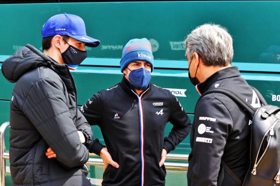 (L to R): Esteban Ocon (FRA) Alpine F1 Team with Fernando Alonso (ESP) Alpine F1 Team and Luca de Meo (ITA) Groupe Renault Chief Executive Officer.
17.04.2021. Formula 1 World Championship, Rd 2, Emilia Romagna Grand Prix, Imola, Italy, Qualifying Day.
- www.xpbimages.com, EMail: requests@xpbimages.com © Copyright: Moy / XPB Images