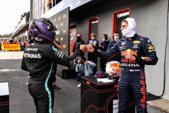 (L to R): Lewis Hamilton (GBR) Mercedes AMG F1 celebrates his pole position with third placed Max Verstappen (NLD) Red Bull Racing in qualifying parc ferme.
17.04.2021. Formula 1 World Championship, Rd 2, Emilia Romagna Grand Prix, Imola, Italy, Qualifying Day.
- www.xpbimages.com, EMail: requests@xpbimages.com © Copyright: FIA Pool Image for Editorial Use Only