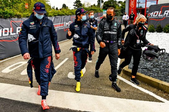 (L to R): Max Verstappen (NLD) Red Bull Racing with Sergio Perez (MEX) Red Bull Racing; Lewis Hamilton (GBR) Mercedes AMG F1; and Angela Cullen (NZL) Mercedes AMG F1 Physiotherapist.
17.04.2021. Formula 1 World Championship, Rd 2, Emilia Romagna Grand Prix, Imola, Italy, Qualifying Day.
- www.xpbimages.com, EMail: requests@xpbimages.com © Copyright: FIA Pool Image for Editorial Use Only