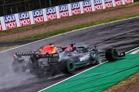 Lewis Hamilton (GBR) Mercedes AMG F1 W12 and Max Verstappen (NLD) Red Bull Racing RB16B battle for the lead at the start of the race.
18.04.2021. Formula 1 World Championship, Rd 2, Emilia Romagna Grand Prix, Imola, Italy, Race Day.
- www.xpbimages.com, EMail: requests@xpbimages.com © Copyright: Batchelor / XPB Images