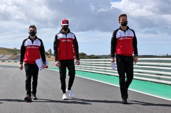 Antonio Giovinazzi (ITA) Alfa Romeo Racing walks the circuit with the team.
29.04.2021. Formula 1 World Championship, Rd 3, Portuguese Grand Prix, Portimao, Portugal, Preparation Day.
- www.xpbimages.com, EMail: requests@xpbimages.com © Copyright: Batchelor / XPB Images