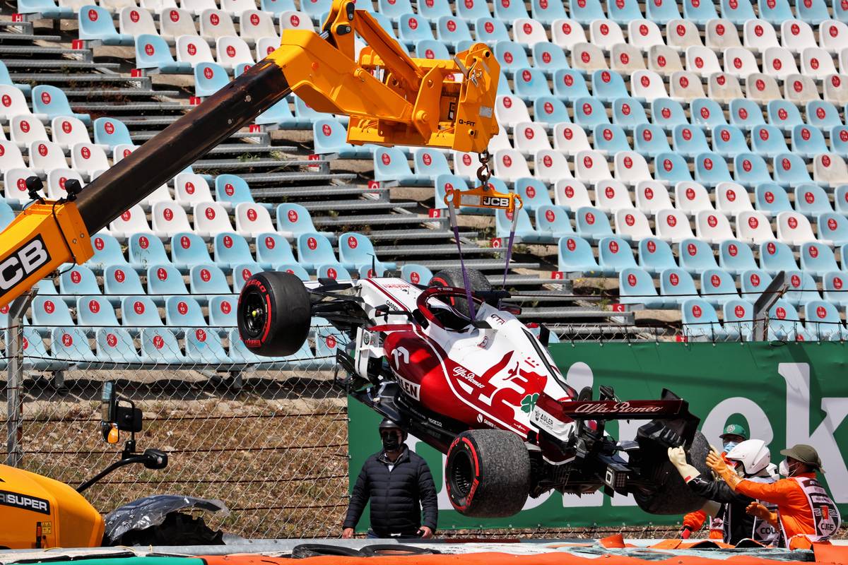 Kimi Raikkonen (FIN) Alfa Romeo Racing C41 retired from the race with a broken front wing. 02.05.2021. Formula 1 World Championship, Rd 3, Portuguese Grand Prix, Portimao