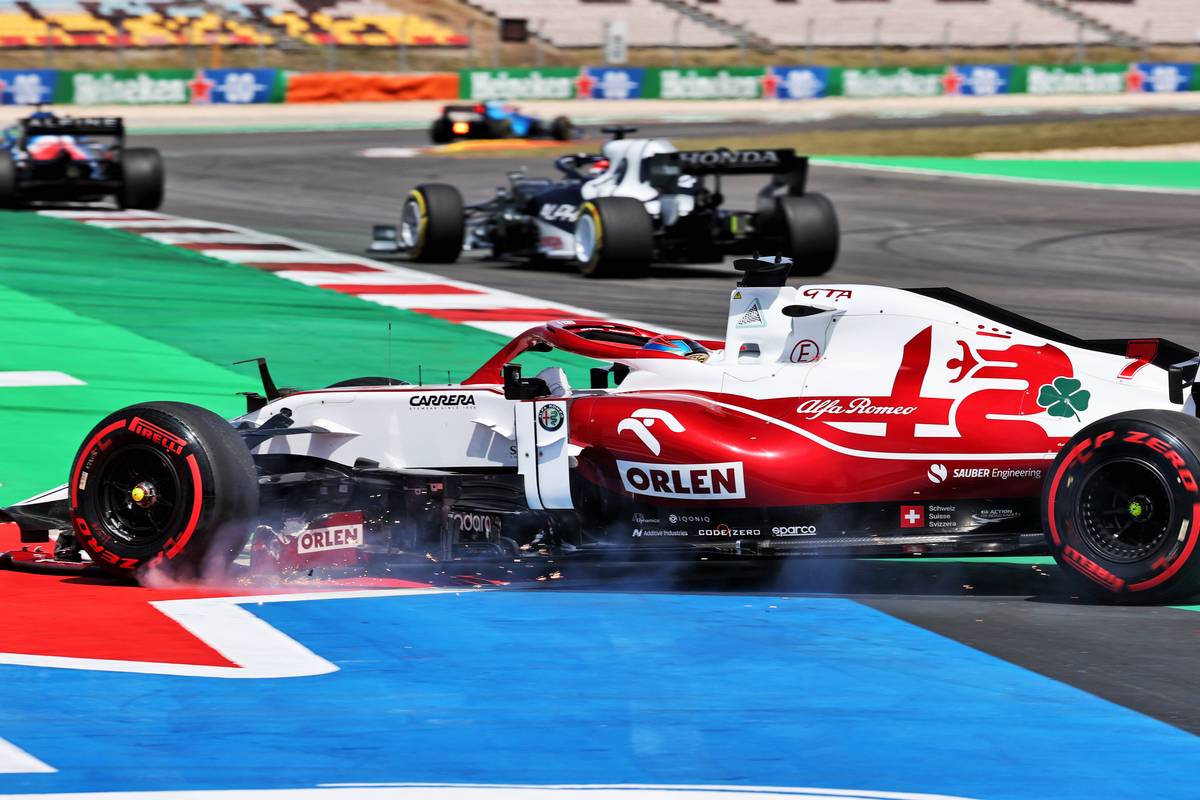 Kimi Raikkonen (FIN) Alfa Romeo Racing C41 with a broken front wing. 02.05.2021. Formula 1 World Championship, Rd 3, Portuguese Grand Prix, Portimao