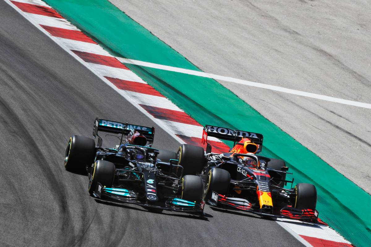 Lewis Hamilton (GBR) Mercedes AMG F1 W12 and Max Verstappen (NLD) Red Bull Racing RB16B battle for position. 02.05.2021. Formula 1 World Championship, Rd 3, Portuguese Grand Prix, Portimao
