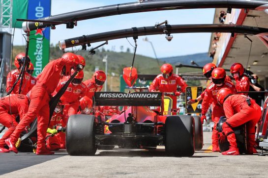 Carlos Sainz Jr (ESP) Ferrari SF-21 makes a pit stop.
02.05.2021. Formula 1 World Championship, Rd 3, Portuguese Grand Prix, Portimao, Portugal, Race Day.
- www.xpbimages.com, EMail: requests@xpbimages.com © Copyright: Charniaux / XPB Images
