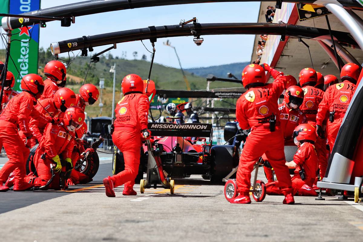 Carlos Sainz Jr (ESP) Ferrari SF-21 makes a pit stop. 02.05.2021. Formula 1 World Championship, Rd 3, Portuguese Grand Prix, Portimao