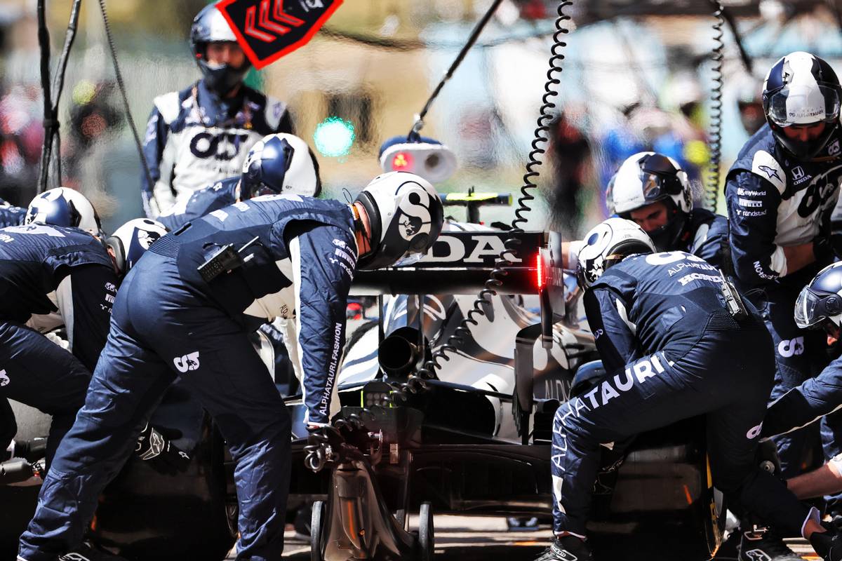 Pierre Gasly (FRA) AlphaTauri AT02 makes a pit stop. 02.05.2021. Formula 1 World Championship, Rd 3, Portuguese Grand Prix, Portimao