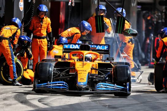 Daniel Ricciardo (AUS) McLaren MCL35M makes a pit stop.
02.05.2021. Formula 1 World Championship, Rd 3, Portuguese Grand Prix, Portimao, Portugal, Race Day.
- www.xpbimages.com, EMail: requests@xpbimages.com © Copyright: Charniaux / XPB Images