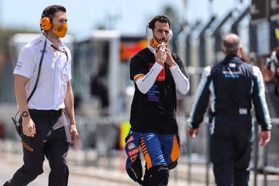 Daniel Ricciardo (AUS) McLaren on the grid with Michael Italiano (AUS) McLaren Performance Coach.
02.05.2021. Formula 1 World Championship, Rd 3, Portuguese Grand Prix, Portimao, Portugal, Race Day.
- www.xpbimages.com, EMail: requests@xpbimages.com © Copyright: Charniaux / XPB Images