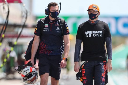 Max Verstappen (NLD) Red Bull Racing on the grid with Bradley Scanes (GBR) Red Bull Racing Physio and Performance Coach.
02.05.2021. Formula 1 World Championship, Rd 3, Portuguese Grand Prix, Portimao, Portugal, Race Day.
- www.xpbimages.com, EMail: requests@xpbimages.com © Copyright: Charniaux / XPB Images