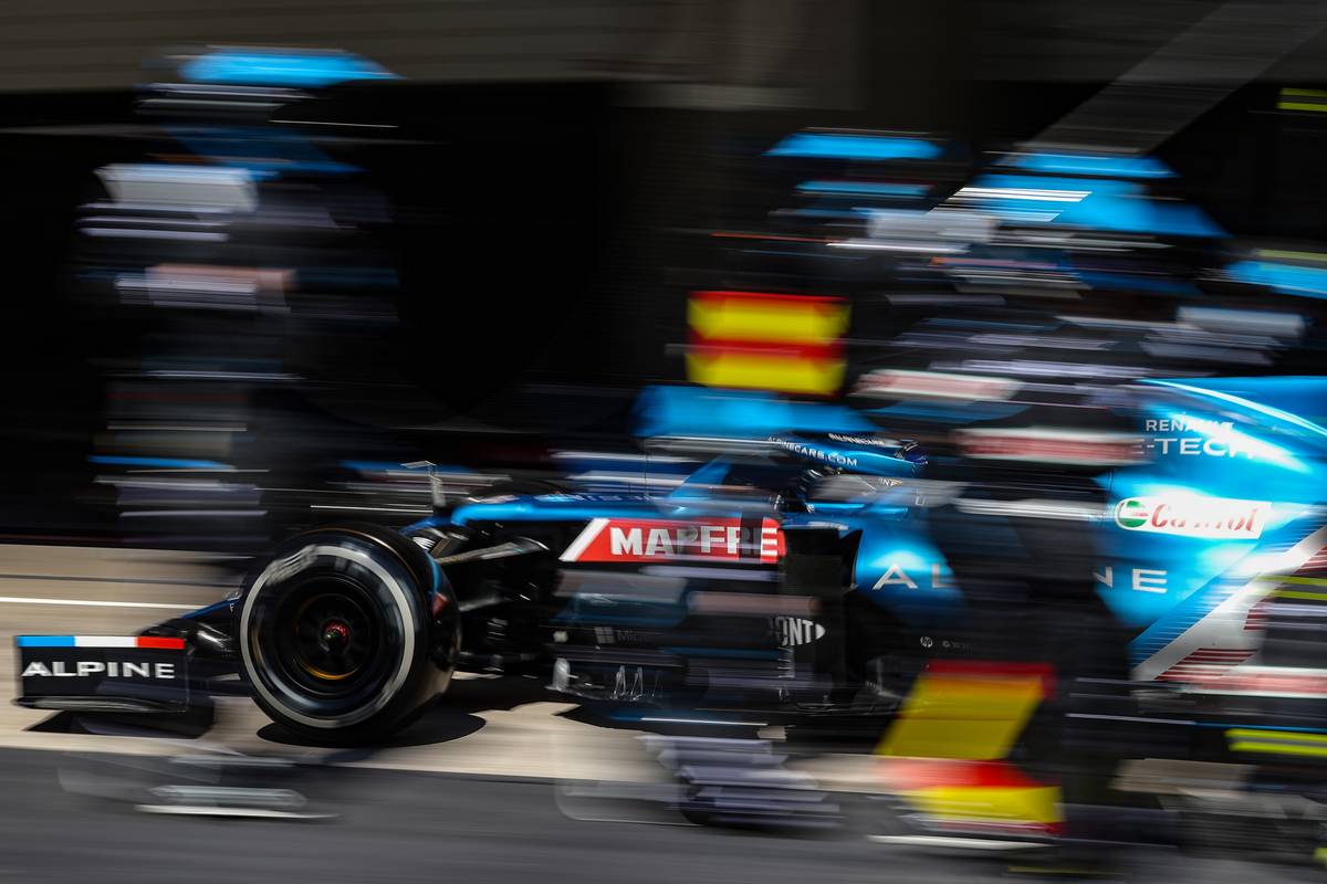 Fernando Alonso (ESP) Alpine F1 Team A521 makes a pit stop. 02.05.2021. Formula 1 World Championship, Rd 3, Portuguese Grand Prix, Portimao