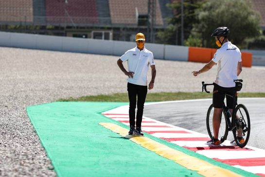 Daniel Ricciardo (AUS) McLaren walks the circuit.
06.05.2021. Formula 1 World Championship, Rd 4, Spanish Grand Prix, Barcelona, Spain, Preparation Day.
- www.xpbimages.com, EMail: requests@xpbimages.com © Copyright: Charniaux / XPB Images