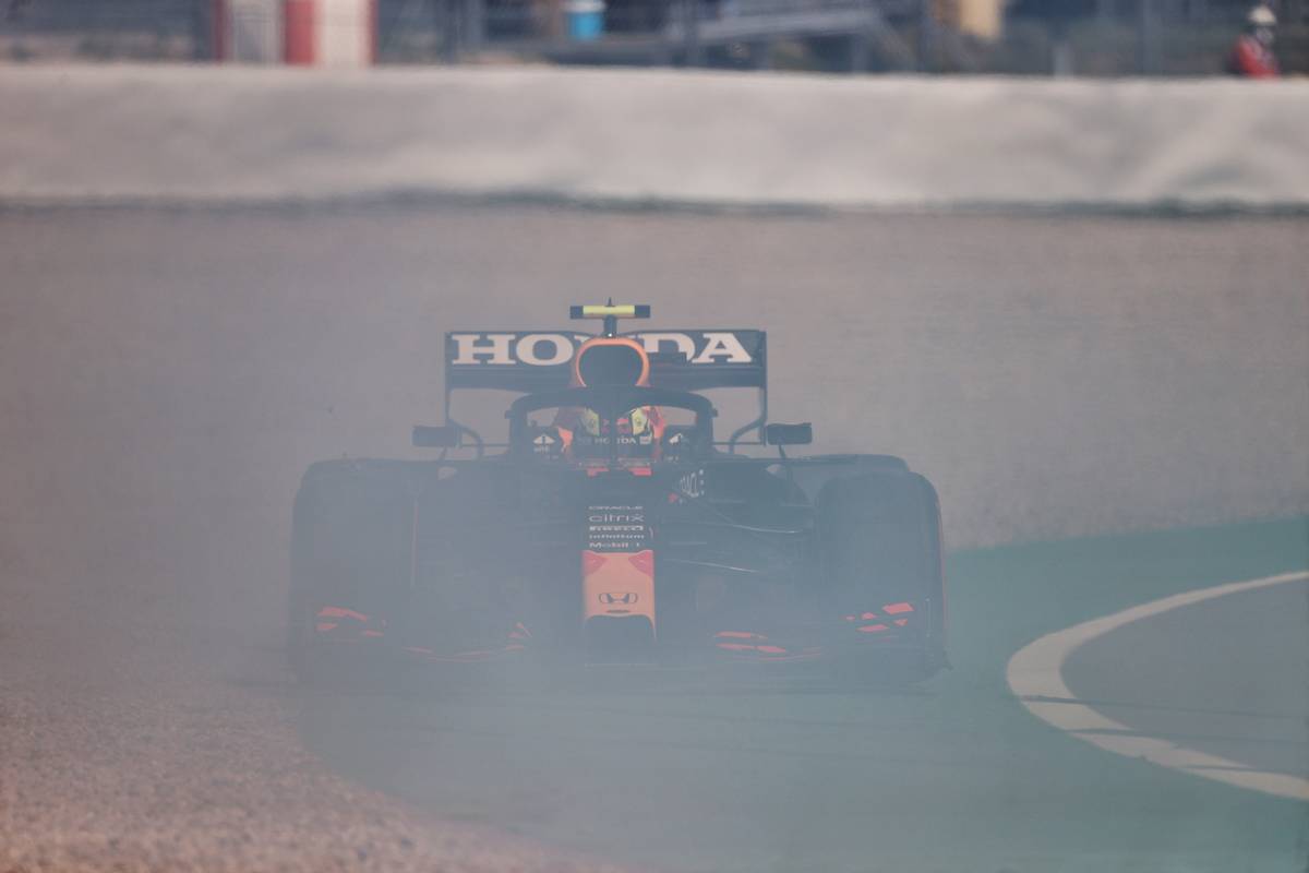 Sergio Perez (MEX) Red Bull Racing RB16B spins during qualifying. 08.05.2021. Formula 1 World Championship, Rd 4, Spanish Grand Prix, Barcelona