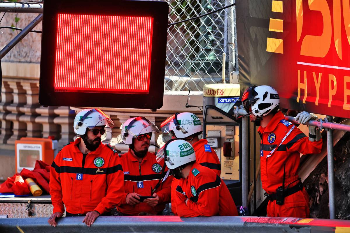 Marshals as the second practice session is stopped. 20.05.2021. Formula 1 World Championship, Rd 5, Monaco Grand Prix