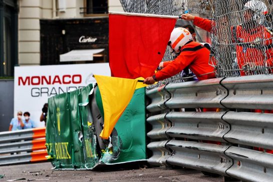 Marshals with red and yellow flags after Mick Schumacher (GER) Haas VF-21 crashed in the third practice session.
22.05.2021. Formula 1 World Championship, Rd 5, Monaco Grand Prix, Monte Carlo, Monaco, Qualifying Day.
- www.xpbimages.com, EMail: requests@xpbimages.com © Copyright: Moy / XPB Images