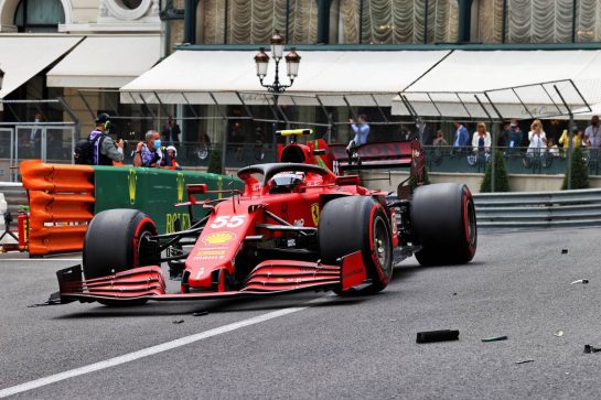 Carlos Sainz Jr (ESP) Ferrari SF-21 passes debris of Mick Schumacher (GER) Haas VF-21.
22.05.2021. Formula 1 World Championship, Rd 5, Monaco Grand Prix, Monte Carlo, Monaco, Qualifying Day.
- www.xpbimages.com, EMail: requests@xpbimages.com © Copyright: Moy / XPB Images