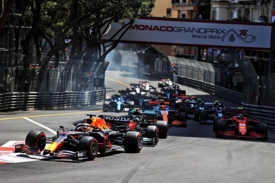 Max Verstappen (NLD) Red Bull Racing RB16B leads at the start of the race.
23.05.2021. Formula 1 World Championship, Rd 5, Monaco Grand Prix, Monte Carlo, Monaco, Race Day.
- www.xpbimages.com, EMail: requests@xpbimages.com © Copyright: Moy / XPB Images