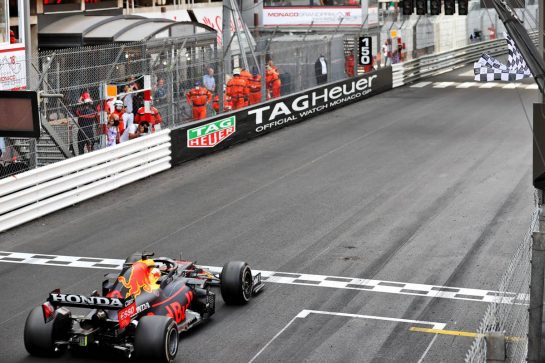 Race winner Max Verstappen (NLD) Red Bull Racing RB16B takes the chequered flag at the end of the race.
23.05.2021. Formula 1 World Championship, Rd 5, Monaco Grand Prix, Monte Carlo, Monaco, Race Day.
- www.xpbimages.com, EMail: requests@xpbimages.com © Copyright: Batchelor / XPB Images