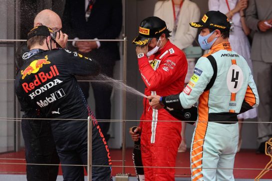 Adrian Newey (GBR) Red Bull Racing Chief Technical Officer with 2nd place Carlos Sainz Jr (ESP) Ferrari, 1st place Max Verstappen (NLD) Red Bull Racing RB16B and 3rd place Lando Norris (GBR) McLaren.
23.05.2021. Formula 1 World Championship, Rd 5, Monaco Grand Prix, Monte Carlo, Monaco, Race Day.
- www.xpbimages.com, EMail: requests@xpbimages.com © Copyright: Batchelor / XPB Images